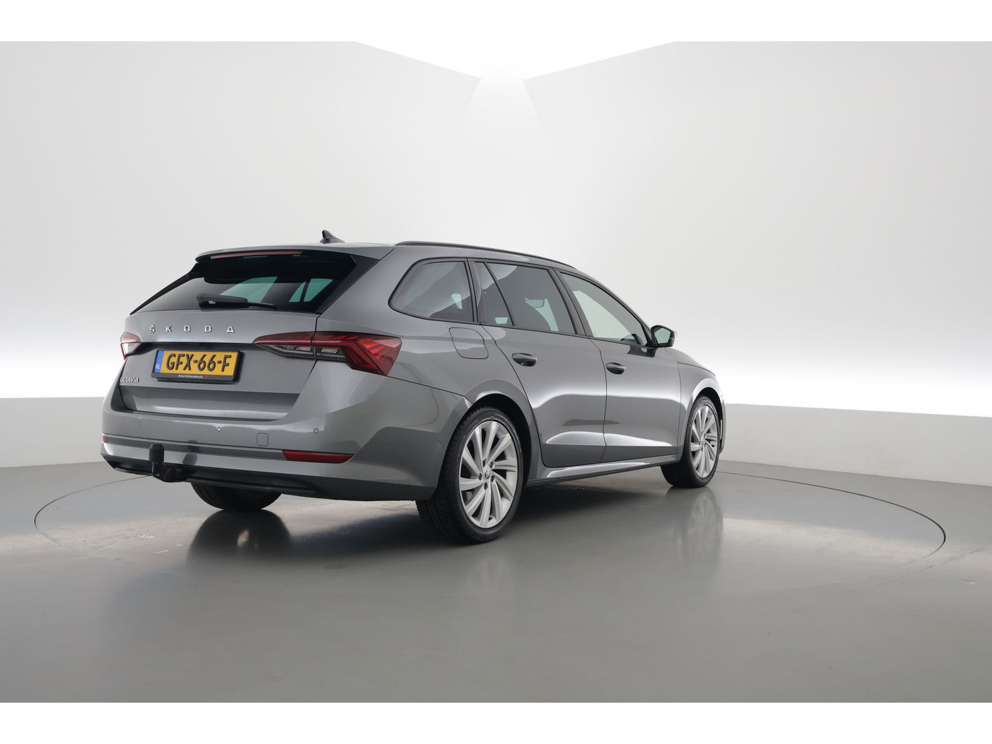 Škoda Octavia Combi 2.0 TDI | Elek. Trekhaak | Navi by App | Camera | LED | 18'' | Adapt. Cruise |