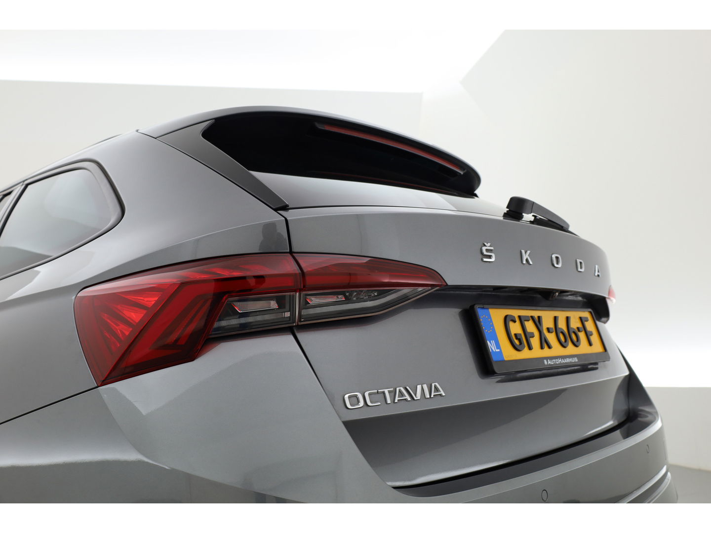 Škoda Octavia Combi 2.0 TDI | Elek. Trekhaak | Navi by App | Camera | LED | 18'' | Adapt. Cruise |