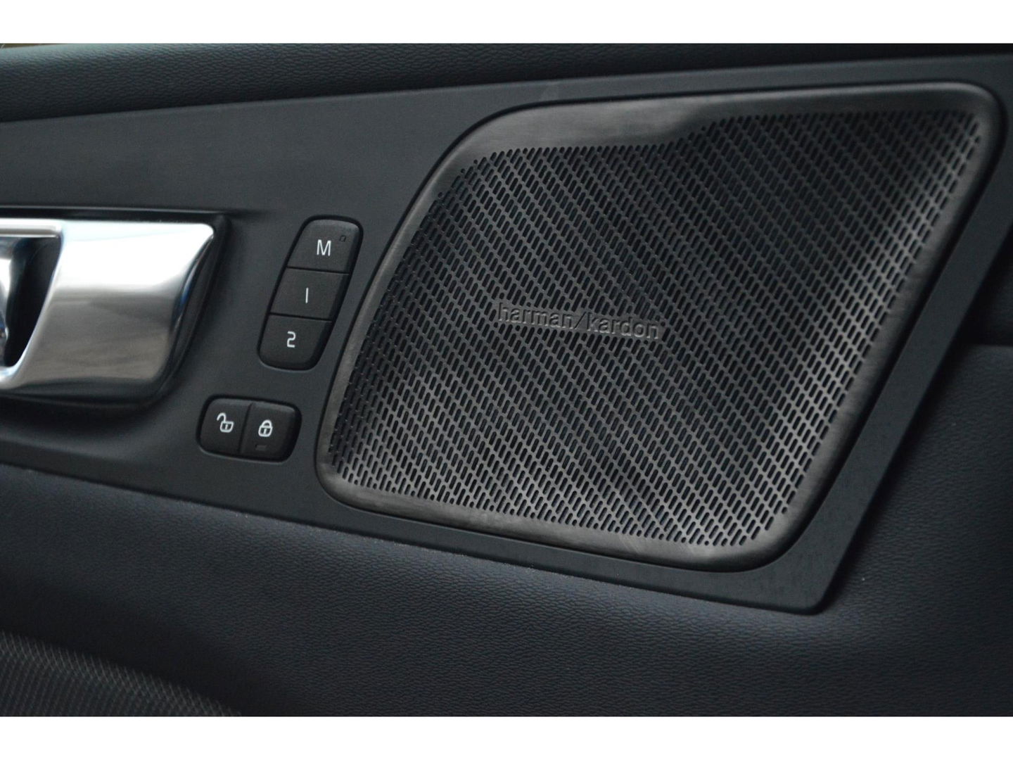 Volvo XC60 T6 Hybride AWD Black Edition | Panoramadak | HarmanKardon | 360° Camera | Stoel + Stuur Verwarmd |