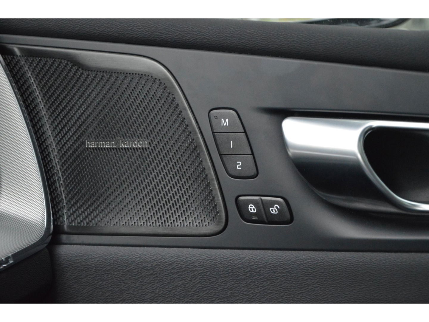 Volvo XC60 T6 Hybride AWD Black Edition | Panoramadak | HarmanKardon | 360° Camera | Stoel + Stuur Verwarmd |