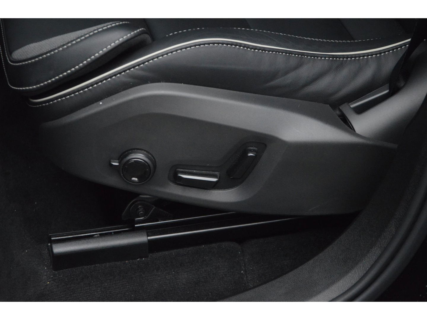 Volvo XC60 T6 Hybride AWD Black Edition | Panoramadak | HarmanKardon | 360° Camera | Stoel + Stuur Verwarmd |