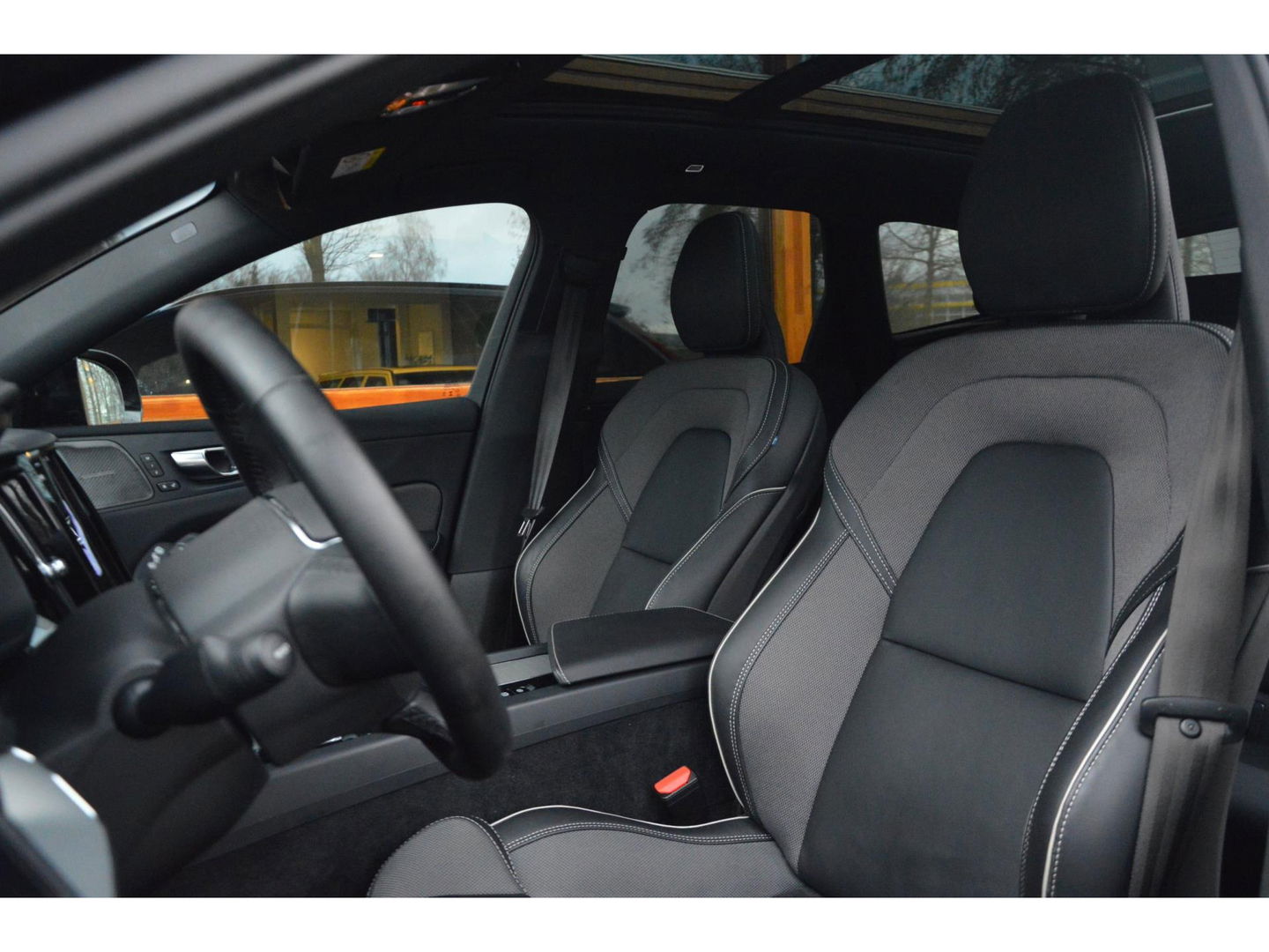 Volvo XC60 T6 Hybride AWD Black Edition | Panoramadak | HarmanKardon | 360° Camera | Stoel + Stuur Verwarmd |