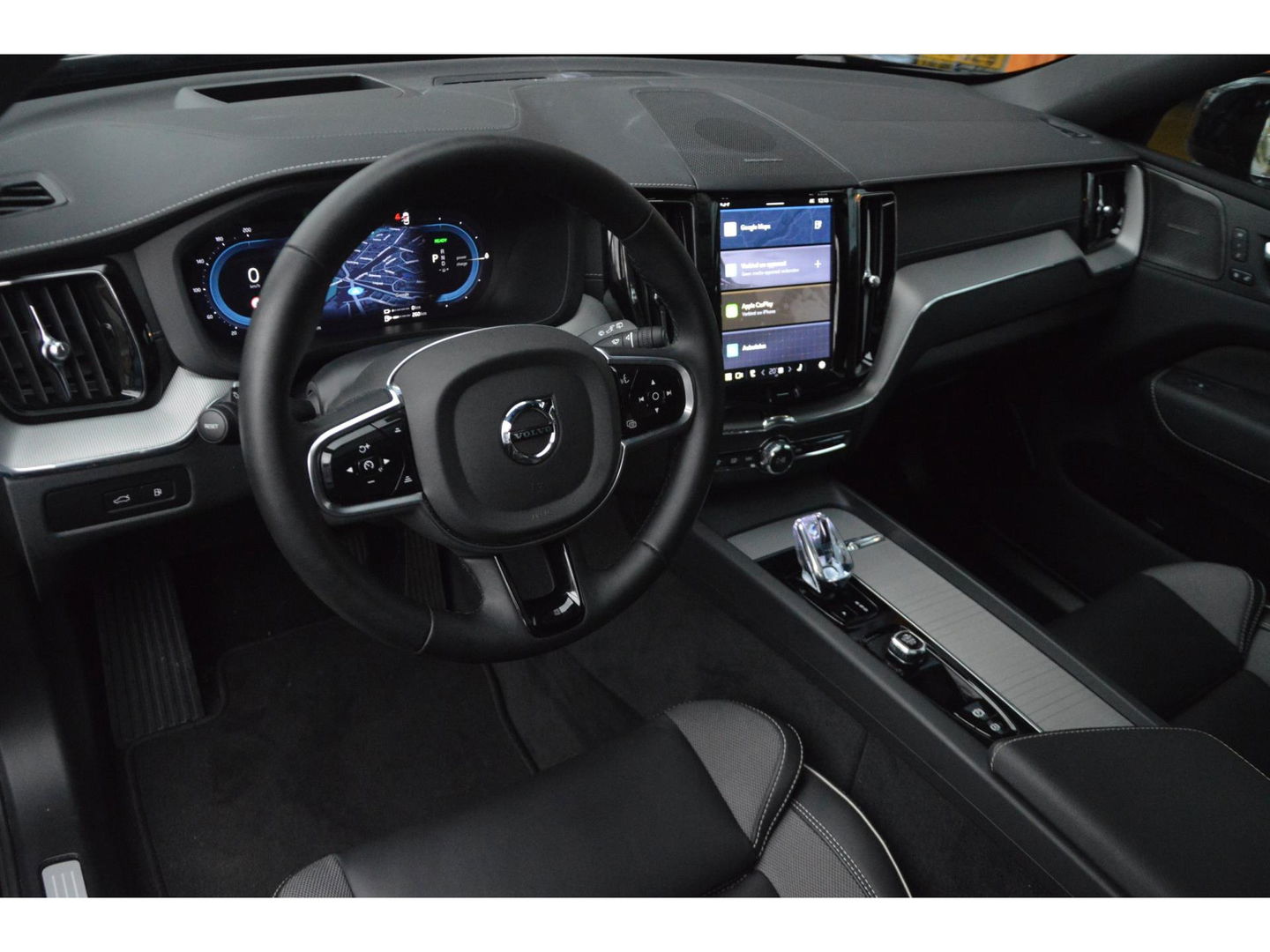 Volvo XC60 T6 Hybride AWD Black Edition | Panoramadak | HarmanKardon | 360° Camera | Stoel + Stuur Verwarmd |