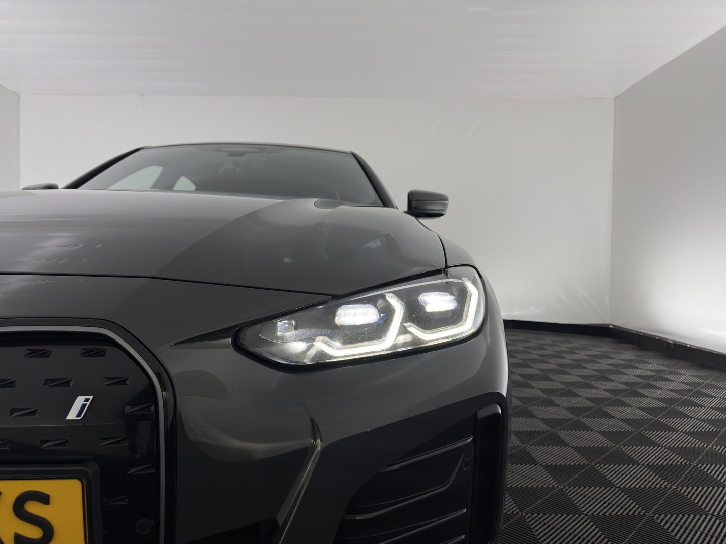 BMW i4 eDrive40 M-Sport High Executive 84 kWh (3-Fase) [SOH-97%] (INCL-BTW)  Aut *FULL-LEATHER | HEAD UP | FULL-LED | HARMAN/KARDON-AUDIO | ADAPTIVE-CRUISE |  ADAPTIVE-CRUISE | WIDESCREEN-COCKPIT | DAB+ | TOPVIEW | AMBIENT-LIGHT | CARPLAY | HEATED-SPORTSEA