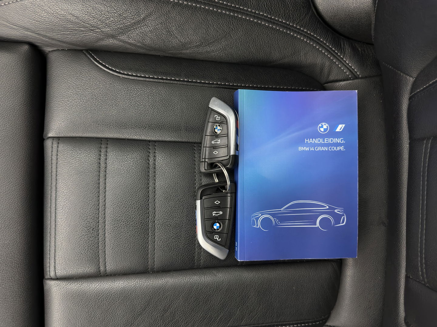 BMW i4 eDrive40 M-Sport High Executive 84 kWh (3-Fase) [SOH-97%] (INCL-BTW)  Aut *FULL-LEATHER | HEAD UP | FULL-LED | HARMAN/KARDON-AUDIO | ADAPTIVE-CRUISE |  ADAPTIVE-CRUISE | WIDESCREEN-COCKPIT | DAB+ | TOPVIEW | AMBIENT-LIGHT | CARPLAY | HEATED-SPORTSEA