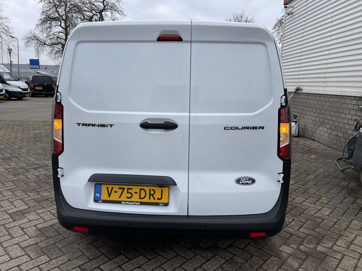 Ford Transit Courier 1.0 EcoBoost Trend benzine grijs kenteken / zo goed als nieuw / fabrieksgarantie tot 07-03-2026 / vaste prijs rijklaar € 20.950 ex / lease vanaf € / direct leverbaar