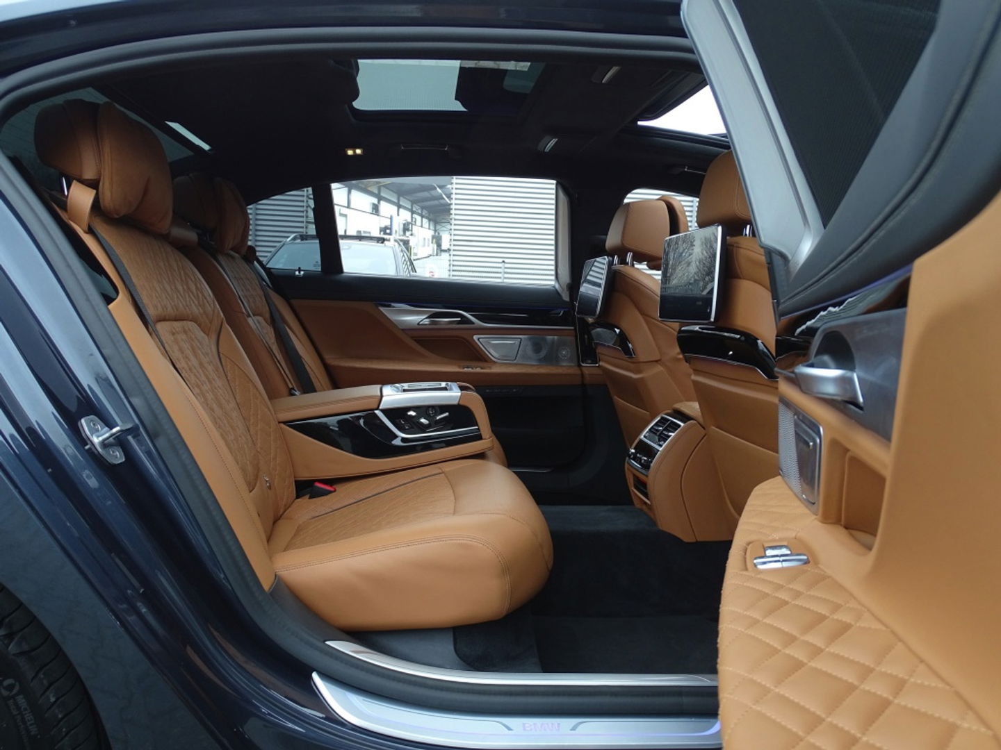 BMW 7 Serie 745Le 394PK / Skylounge / B&W / Laser / M- Individual / 360°