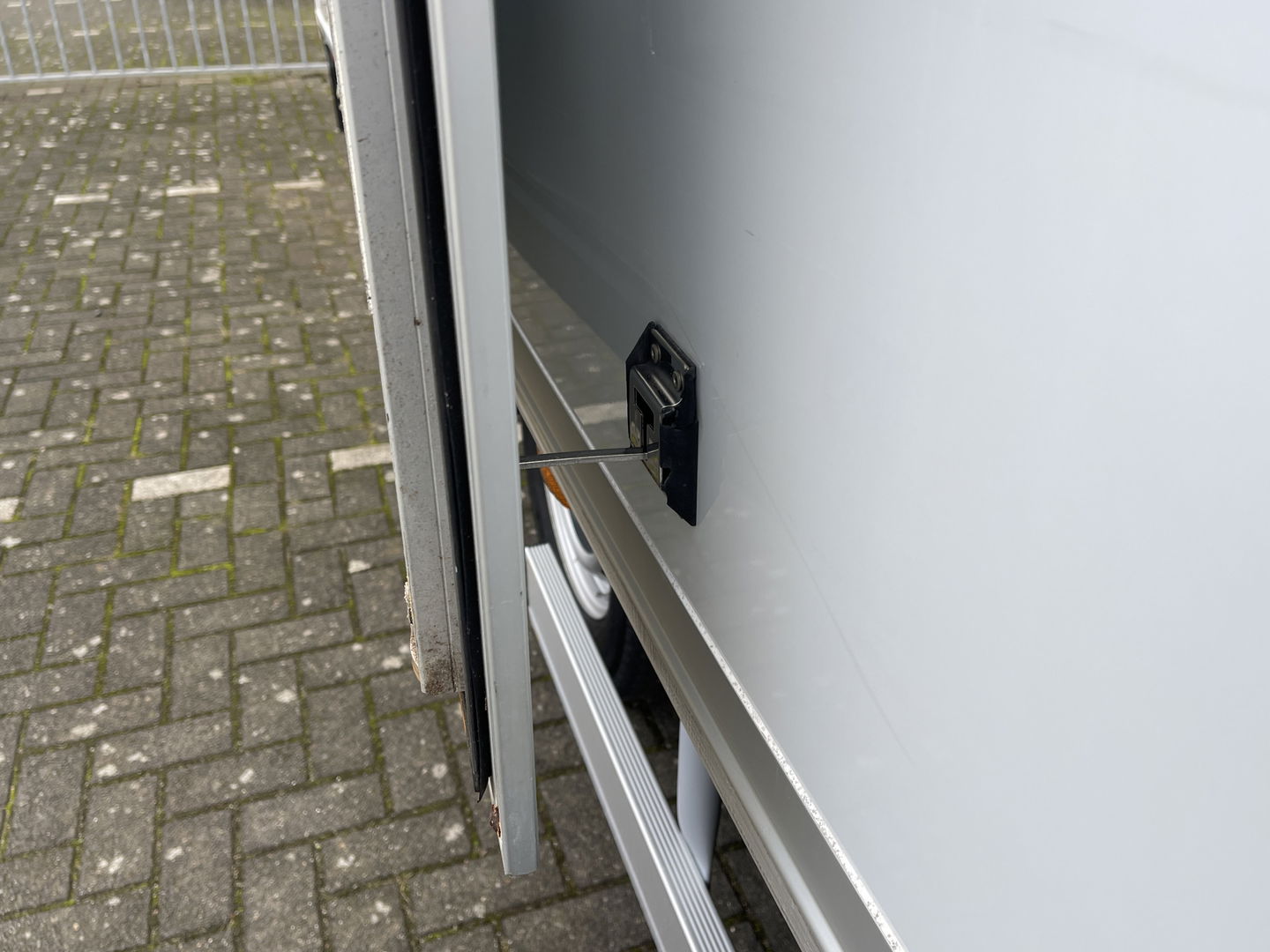 Mercedes-Benz Sprinter 211 2.2 CDI L2 | Marge | Apple Carplay | Android Auto | Cruise Control | Airconditioning | Dhollandia Laadklep | Navigatie |