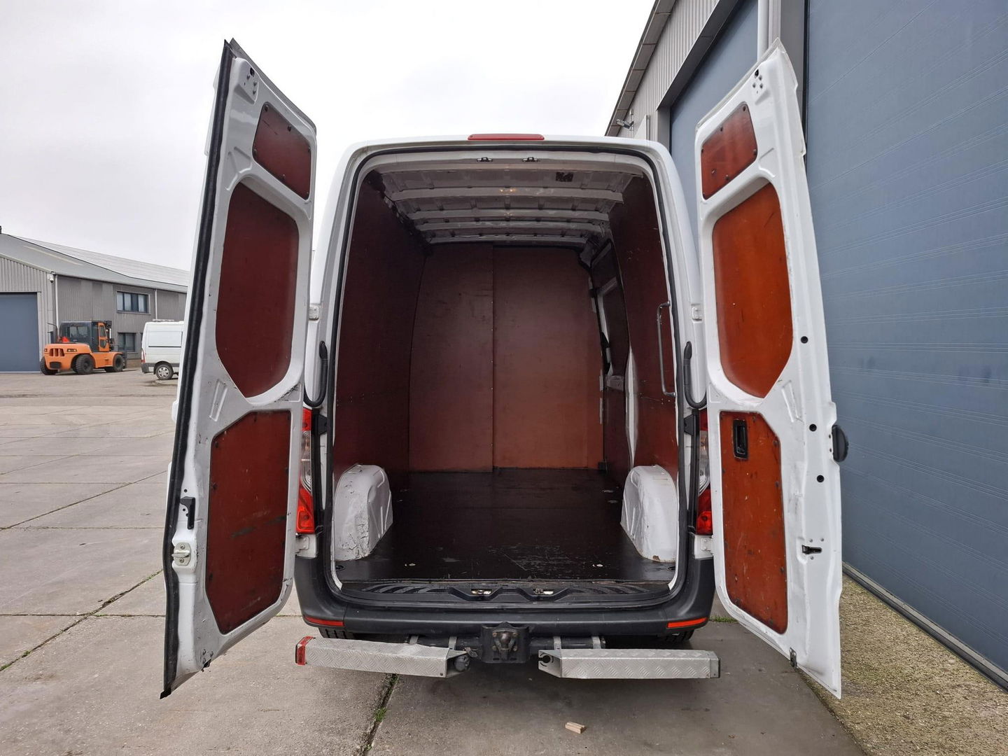 Mercedes-Benz Sprinter 211 2.2 CDI L2H2 AUTOMAAT / TREKHAAK / NAVI / EURO 6 / CARPLAY