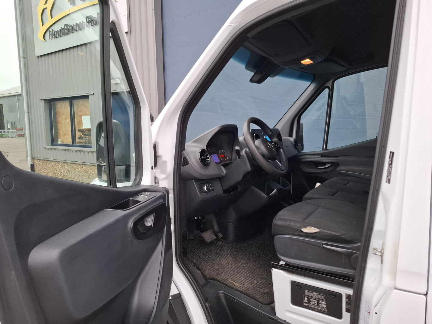 Mercedes-Benz Sprinter 211 2.2 CDI L2H2 AUTOMAAT / TREKHAAK / NAVI / EURO 6 / CARPLAY