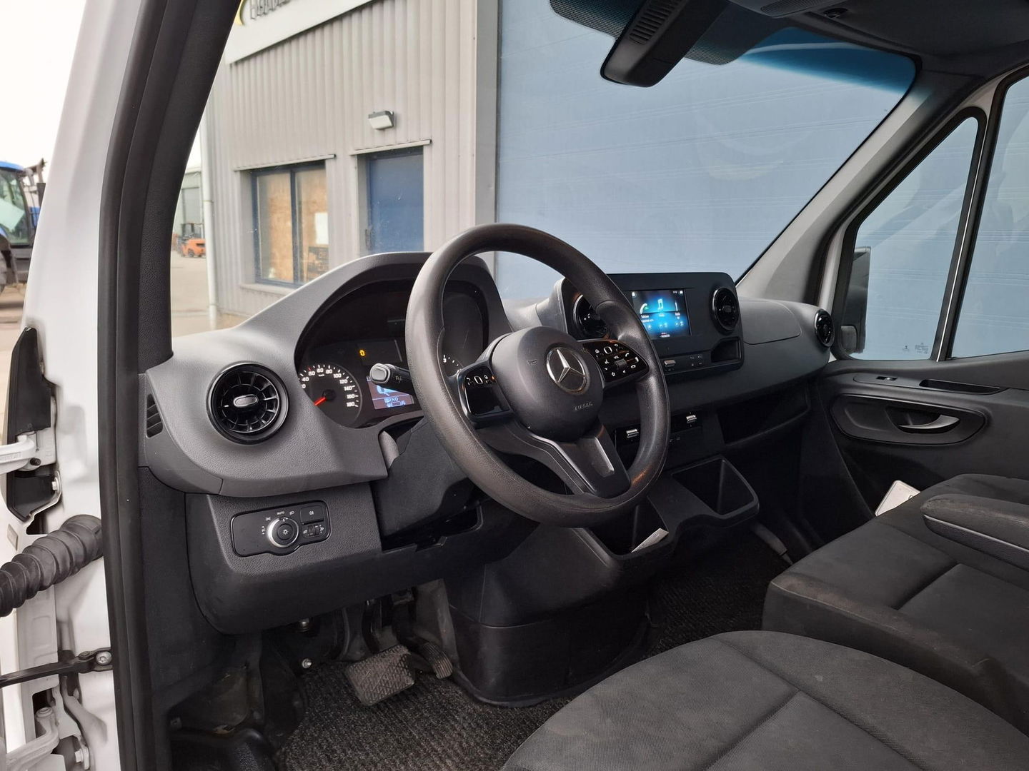 Mercedes-Benz Sprinter 211 2.2 CDI L2H2 AUTOMAAT / TREKHAAK / NAVI / EURO 6 / CARPLAY