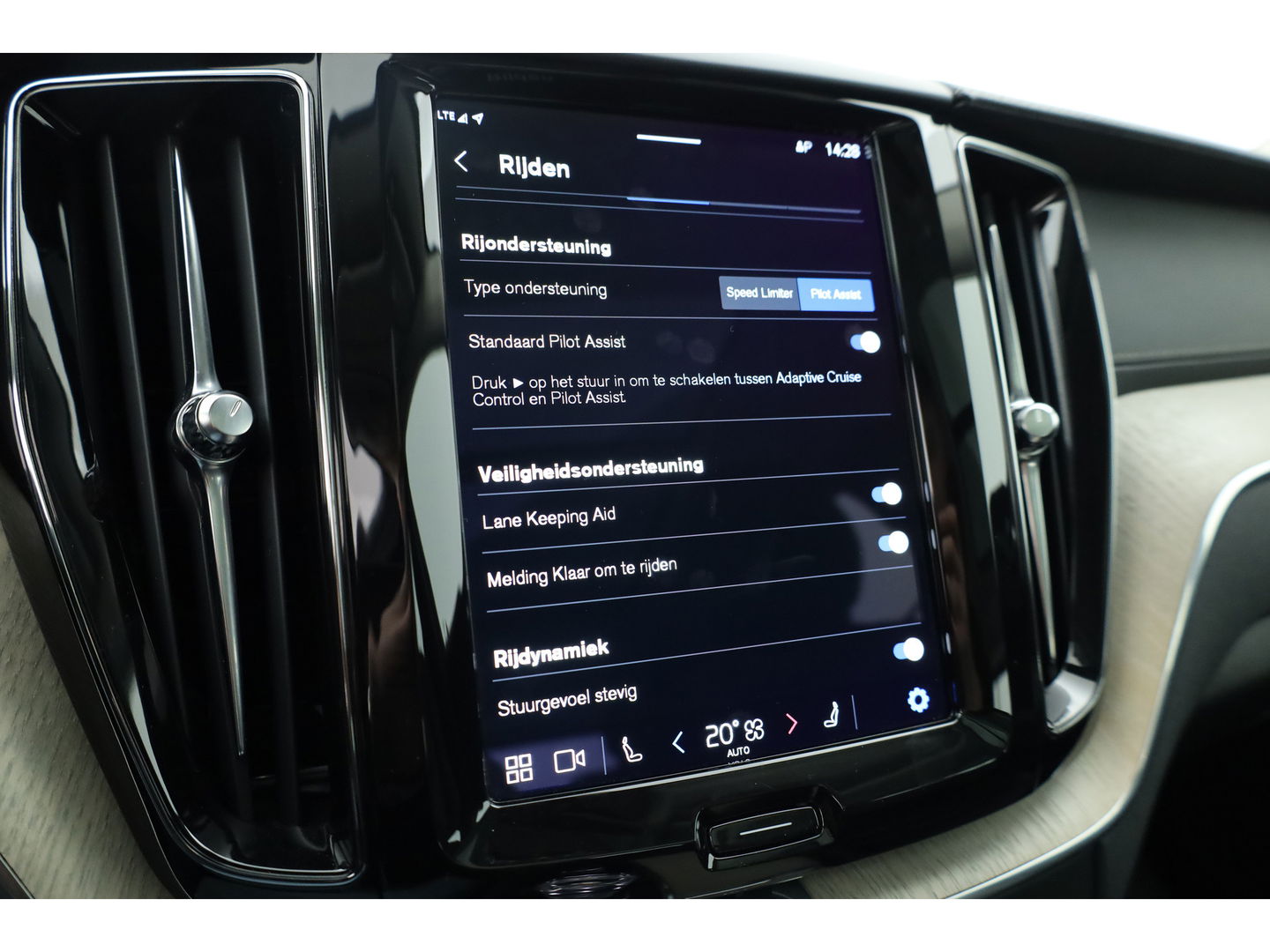 Volvo XC60 2.0 T6 Plug-in hybrid AWD Inscription Expression Panoramadak | Leder | adaptieve cruise