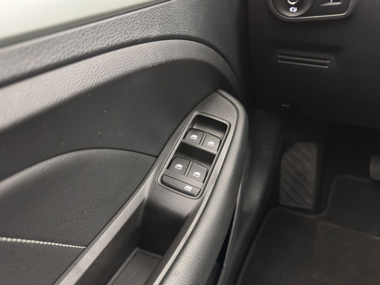 MG ZS EV Luxury 45 kWh Aut. *PANO | LUXURY-LEATHER | CCS-FASTLOADER | KEYLESS | NAVI-FULLMAP | ADAPTIVE-CRUISE | CAMERA | HEATED-SPORTSEATS | CARPLAY | BLINDSPOT | DAB | LANE-ASSIST | PRIVACY-GLASS | 17''ALU*