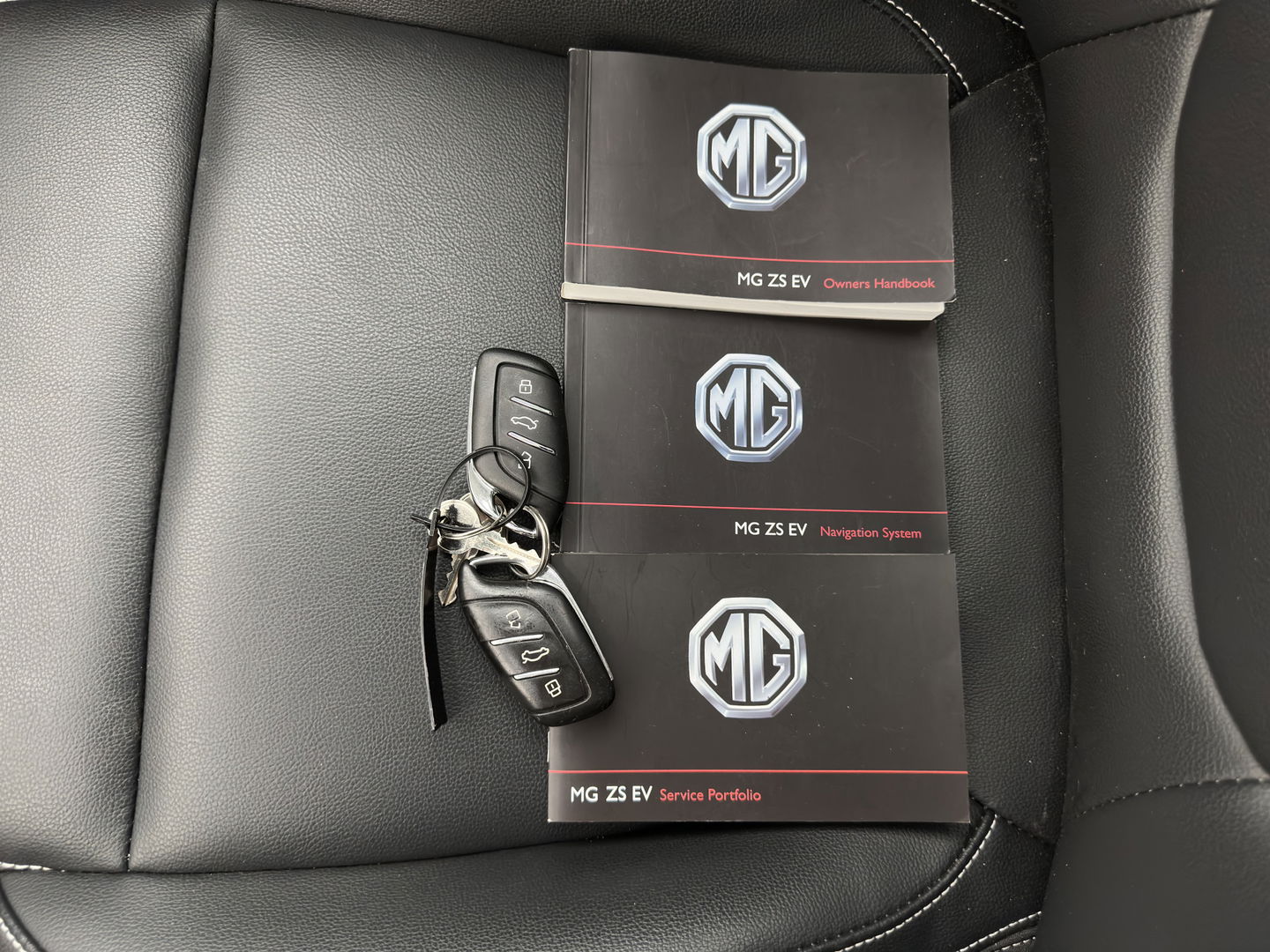 MG ZS EV Luxury 45 kWh Aut. *PANO | LUXURY-LEATHER | CCS-FASTLOADER | KEYLESS | NAVI-FULLMAP | ADAPTIVE-CRUISE | CAMERA | HEATED-SPORTSEATS | CARPLAY | BLINDSPOT | DAB | LANE-ASSIST | PRIVACY-GLASS | 17''ALU*