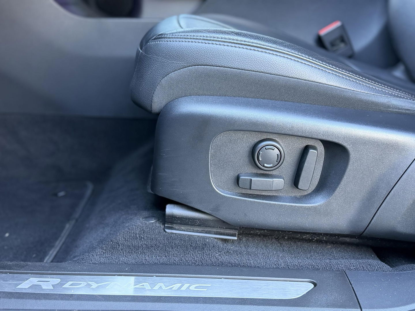 Land Rover Range Rover Evoque 1.5 P300e AWD R-Dynamic SE Black Style|Schuif/Kantel dak|Sfeer|Meridian|Memory|ACC|Winterpakket|Trekhaak