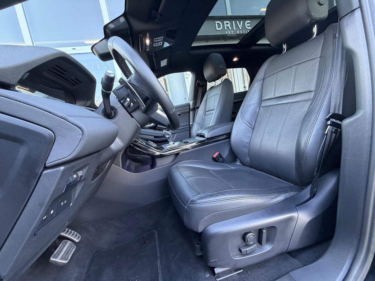 Land Rover Range Rover Evoque 1.5 P300e AWD R-Dynamic SE Black Style|Schuif/Kantel dak|Sfeer|Meridian|Memory|ACC|Winterpakket|Trekhaak