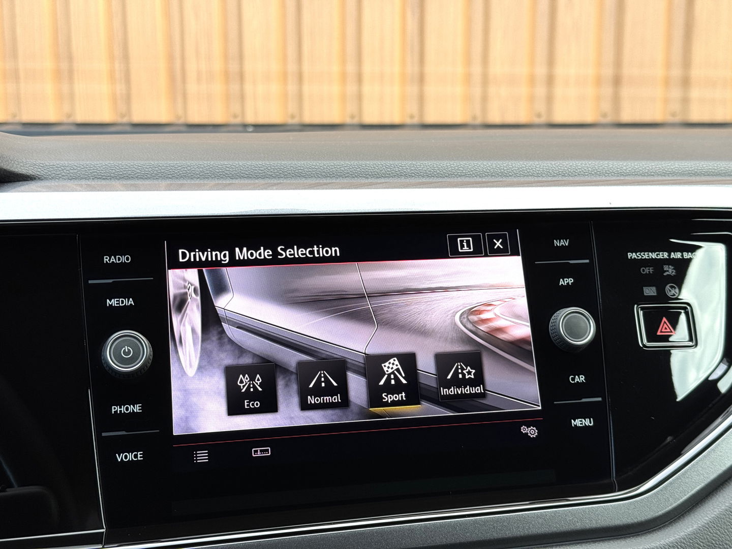 Volkswagen Polo 2.0 TSI GTI | Panoramdak | Apple Carplay | Beats Audio | Rijmodusregeling | Adaptive Cruise Control | Parkeersensoren | Keyless | Dodehoeksensor | Stoelverwarming |