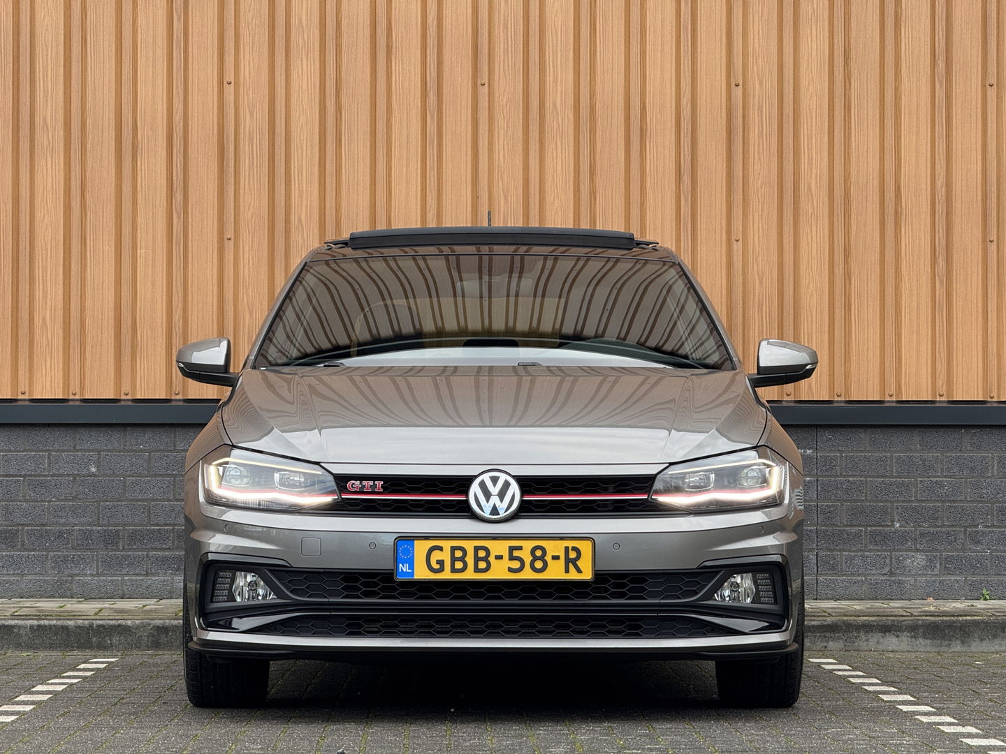 Volkswagen Polo 2.0 TSI GTI | Panoramdak | Apple Carplay | Beats Audio | Rijmodusregeling | Adaptive Cruise Control | Parkeersensoren | Keyless | Dodehoeksensor | Stoelverwarming |