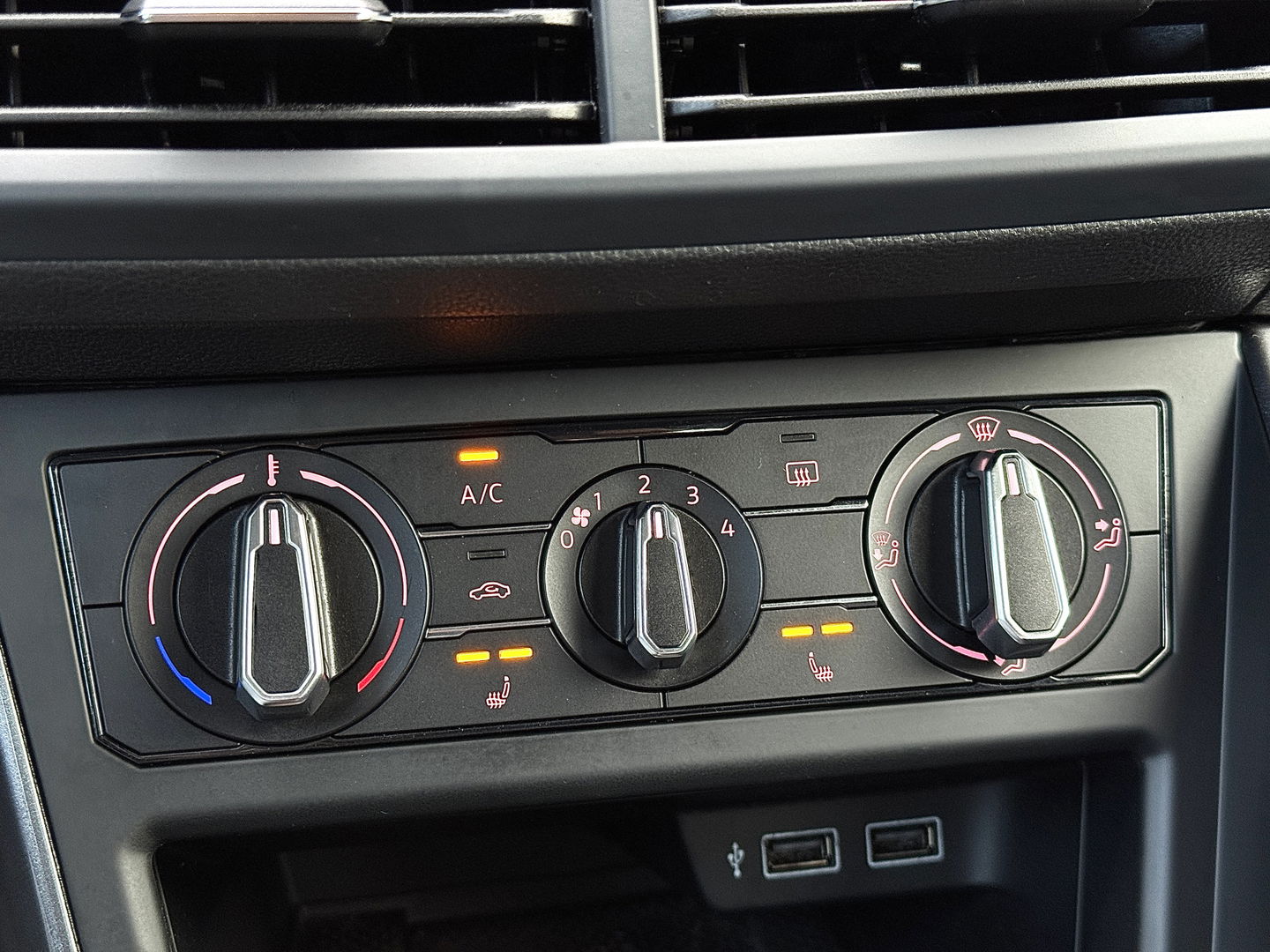 Volkswagen Polo 2.0 TSI GTI | Panoramdak | Apple Carplay | Beats Audio | Rijmodusregeling | Adaptive Cruise Control | Parkeersensoren | Keyless | Dodehoeksensor | Stoelverwarming |