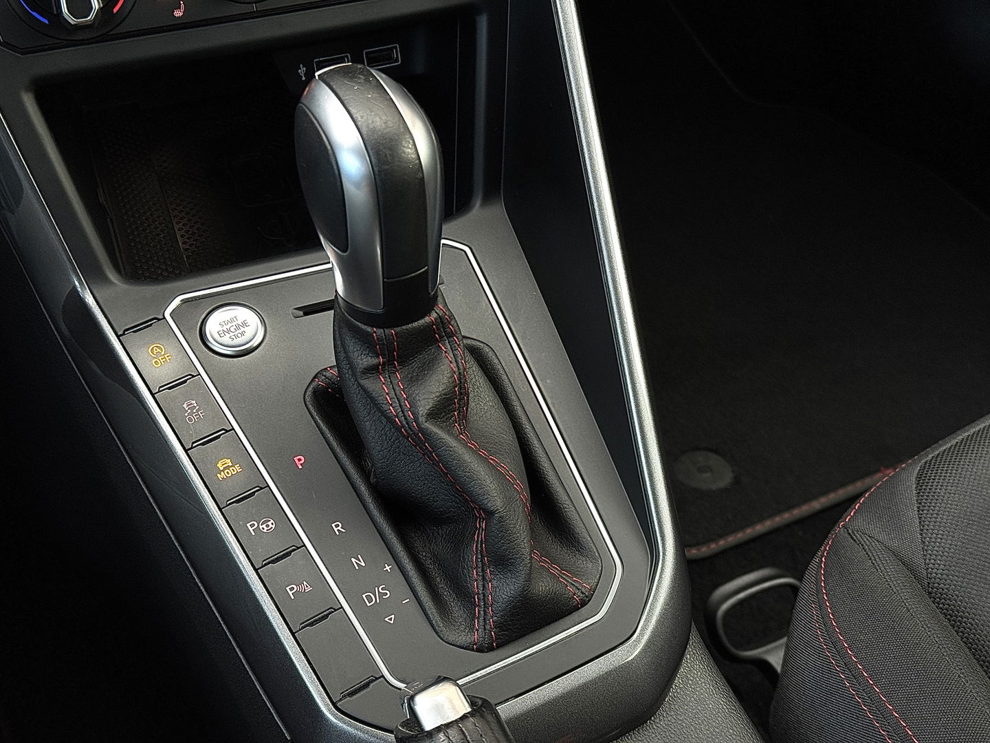 Volkswagen Polo 2.0 TSI GTI | Panoramdak | Apple Carplay | Beats Audio | Rijmodusregeling | Adaptive Cruise Control | Parkeersensoren | Keyless | Dodehoeksensor | Stoelverwarming |