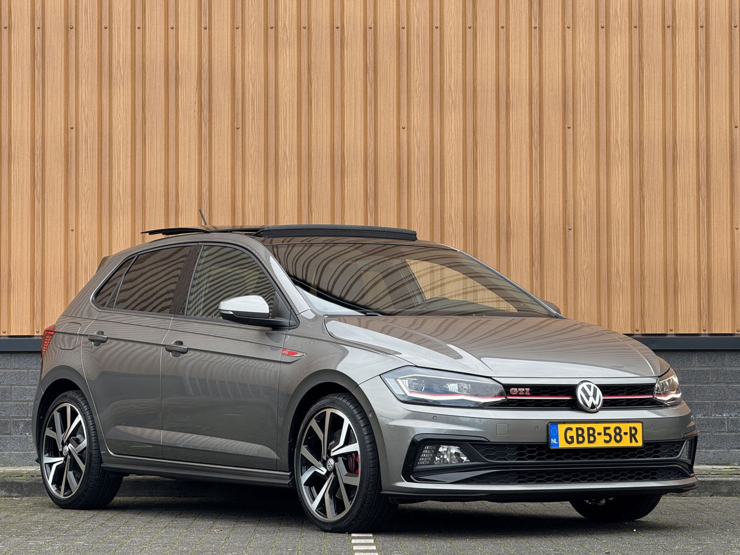 Volkswagen Polo 2.0 TSI GTI | Panoramdak | Apple Carplay | Beats Audio | Rijmodusregeling | Adaptive Cruise Control | Parkeersensoren | Keyless | Dodehoeksensor | Stoelverwarming |