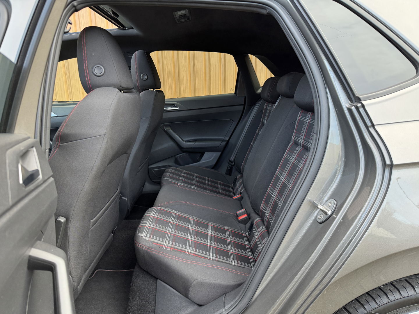 Volkswagen Polo 2.0 TSI GTI | Panoramdak | Apple Carplay | Beats Audio | Rijmodusregeling | Adaptive Cruise Control | Parkeersensoren | Keyless | Dodehoeksensor | Stoelverwarming |