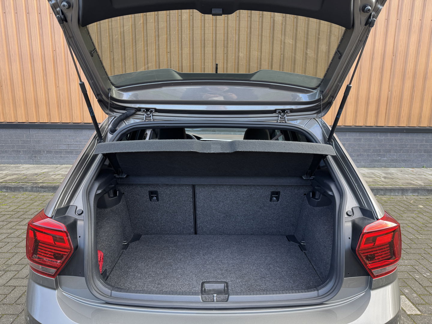 Volkswagen Polo 2.0 TSI GTI | Panoramdak | Apple Carplay | Beats Audio | Rijmodusregeling | Adaptive Cruise Control | Parkeersensoren | Keyless | Dodehoeksensor | Stoelverwarming |