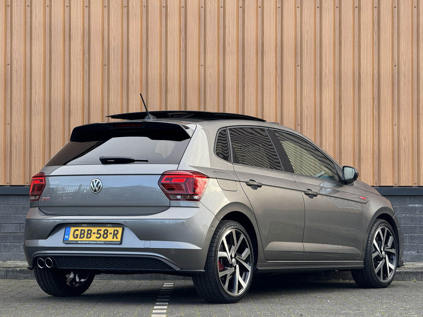 Volkswagen Polo 2.0 TSI GTI | Panoramdak | Apple Carplay | Beats Audio | Rijmodusregeling | Adaptive Cruise Control | Parkeersensoren | Keyless | Dodehoeksensor | Stoelverwarming |