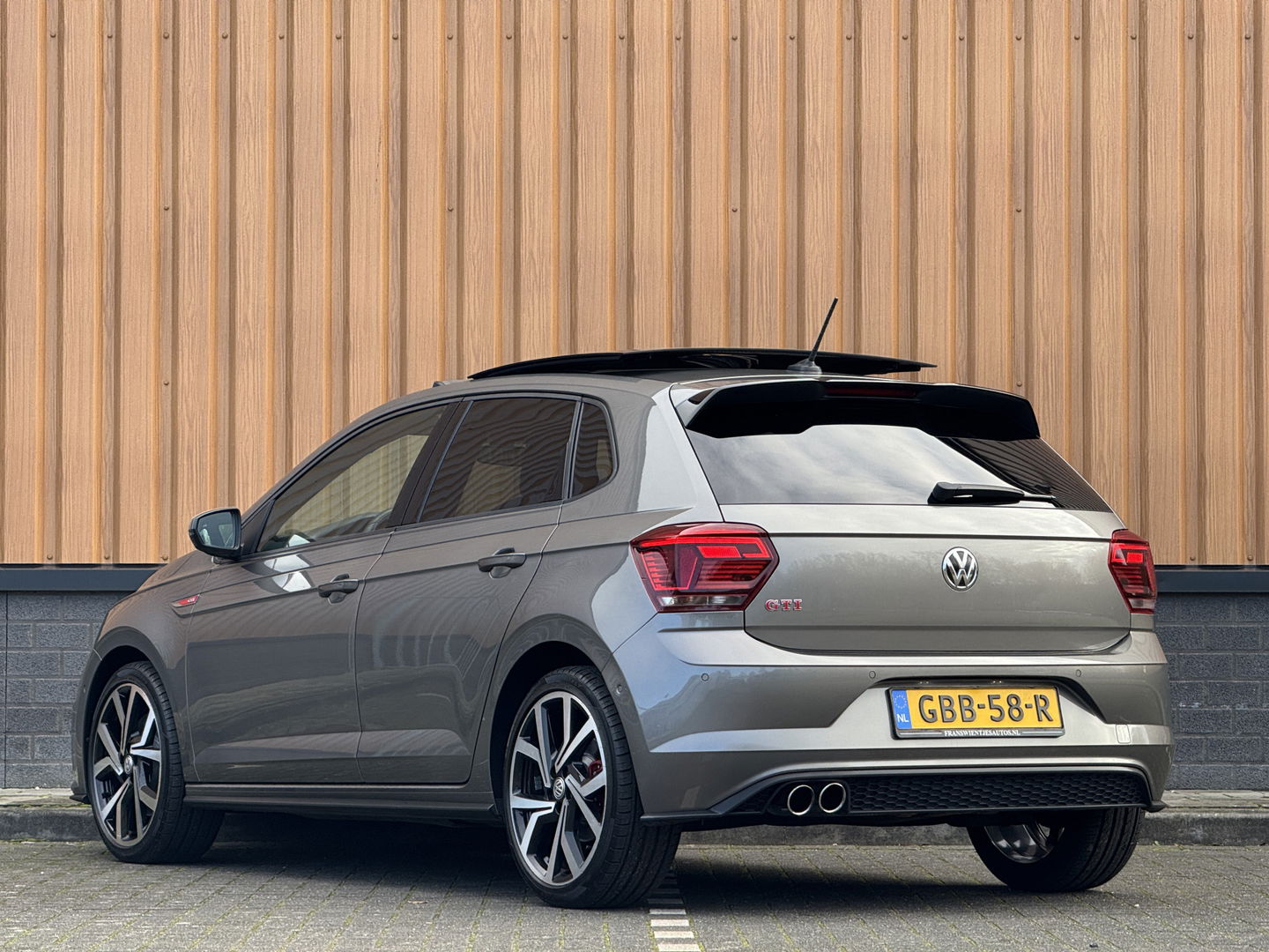 Volkswagen Polo 2.0 TSI GTI | Panoramdak | Apple Carplay | Beats Audio | Rijmodusregeling | Adaptive Cruise Control | Parkeersensoren | Keyless | Dodehoeksensor | Stoelverwarming |