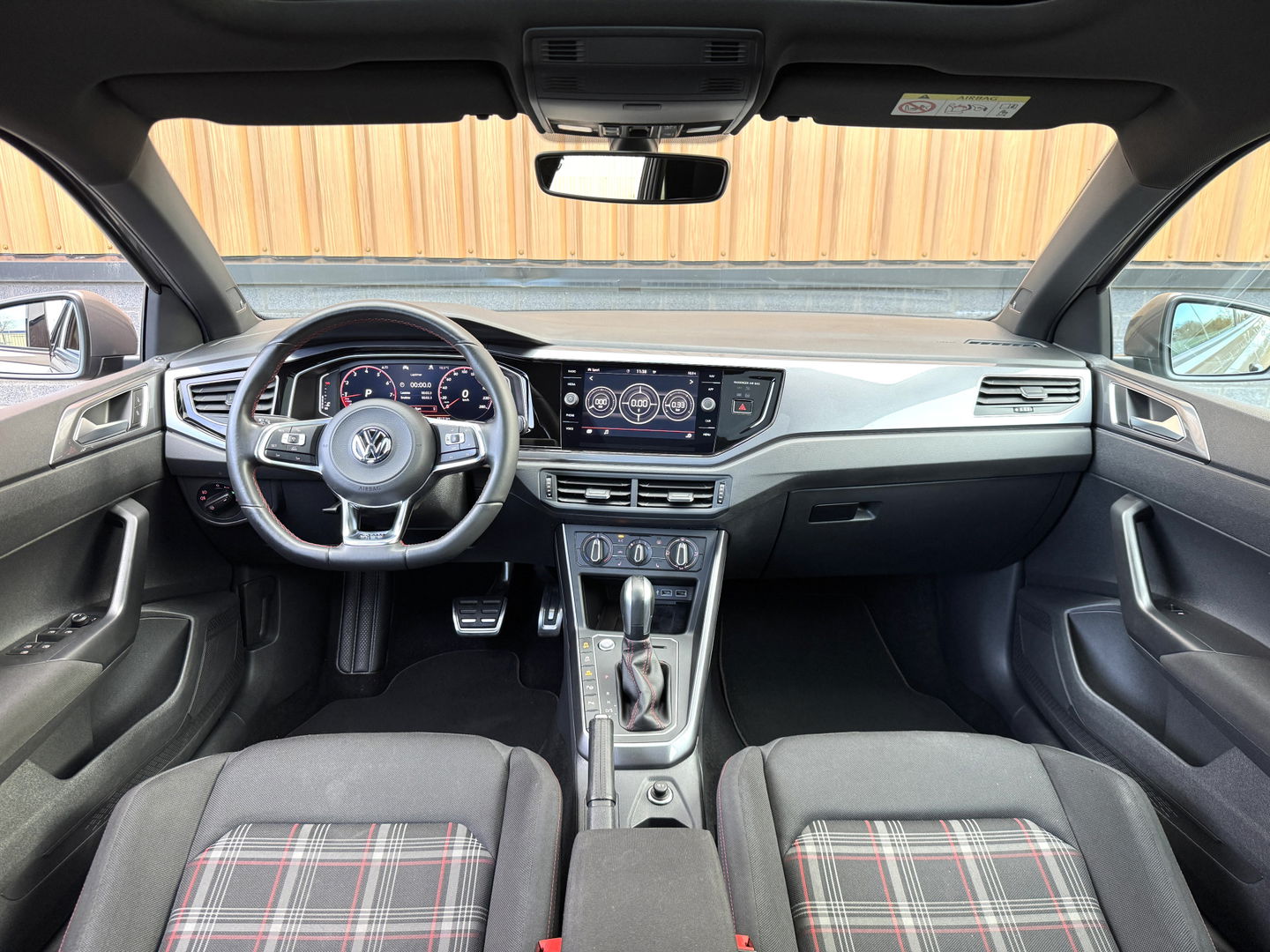 Volkswagen Polo 2.0 TSI GTI | Panoramdak | Apple Carplay | Beats Audio | Rijmodusregeling | Adaptive Cruise Control | Parkeersensoren | Keyless | Dodehoeksensor | Stoelverwarming |