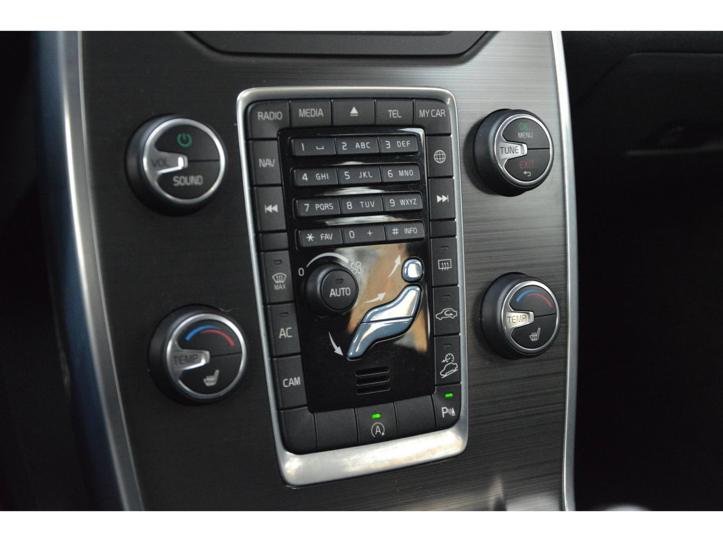 Volvo XC70 D5 AWD Classic Edition | 5 Cilinder | Camera | Trekhaak 2100KG | Stoelverwarming | Standkachel | VOC |