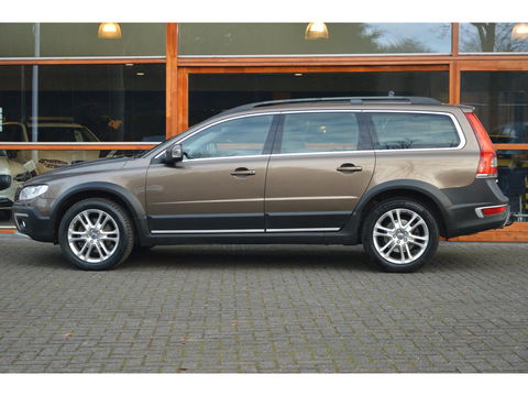Volvo XC70 D5 AWD Classic Edition | 5 Cilinder | Camera | Trekhaak 2100KG | Stoelverwarming | Standkachel | VOC |