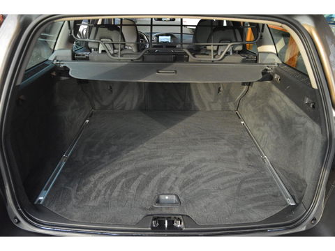 Volvo XC70 D5 AWD Classic Edition | 5 Cilinder | Camera | Trekhaak 2100KG | Stoelverwarming | Standkachel | VOC |