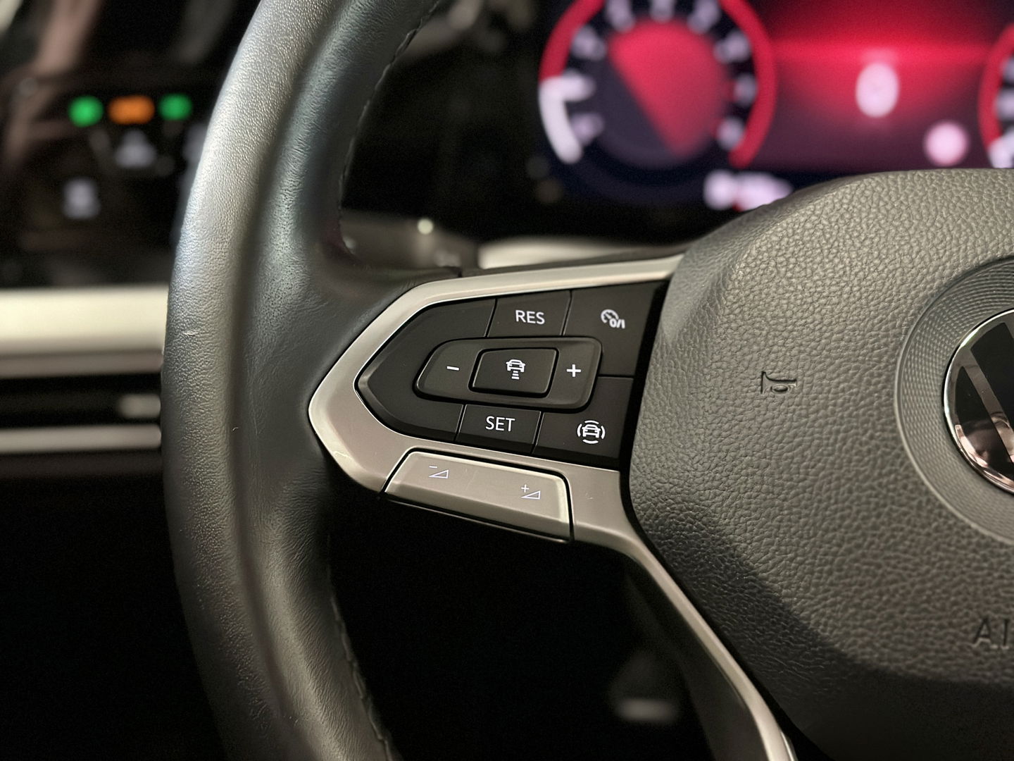 Volkswagen Golf 1.0 TSI Life | Adaptive Cruise Control | Parkeersensoren | Apple Carplay | Android Auto | Sfeerverlichting | Trekhaak | 17" Lichtmetaal | Airconditioning