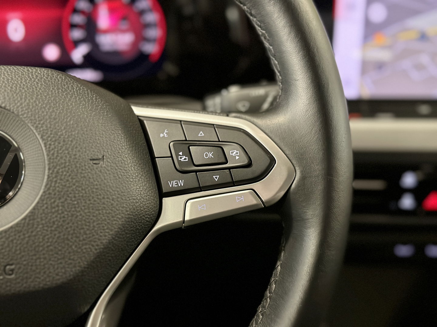 Volkswagen Golf 1.0 TSI Life | Adaptive Cruise Control | Parkeersensoren | Apple Carplay | Android Auto | Sfeerverlichting | Trekhaak | 17" Lichtmetaal | Airconditioning