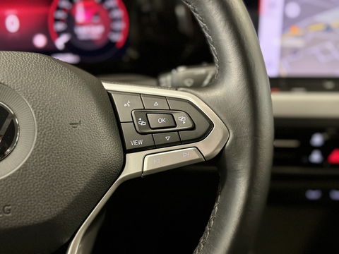 Volkswagen Golf 1.0 TSI Life | Adaptive Cruise Control | Parkeersensoren | Apple Carplay | Android Auto | Sfeerverlichting | Trekhaak | 17" Lichtmetaal | Airconditioning