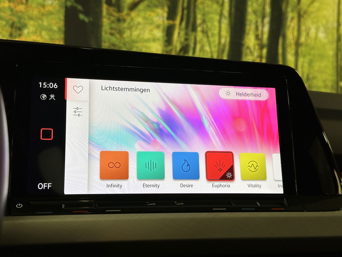 Volkswagen Golf 1.0 TSI Life | Adaptive Cruise Control | Parkeersensoren | Apple Carplay | Android Auto | Sfeerverlichting | Trekhaak | 17" Lichtmetaal | Airconditioning