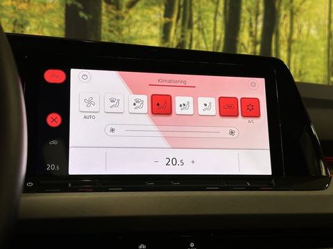 Volkswagen Golf 1.0 TSI Life | Adaptive Cruise Control | Parkeersensoren | Apple Carplay | Android Auto | Sfeerverlichting | Trekhaak | 17" Lichtmetaal | Airconditioning