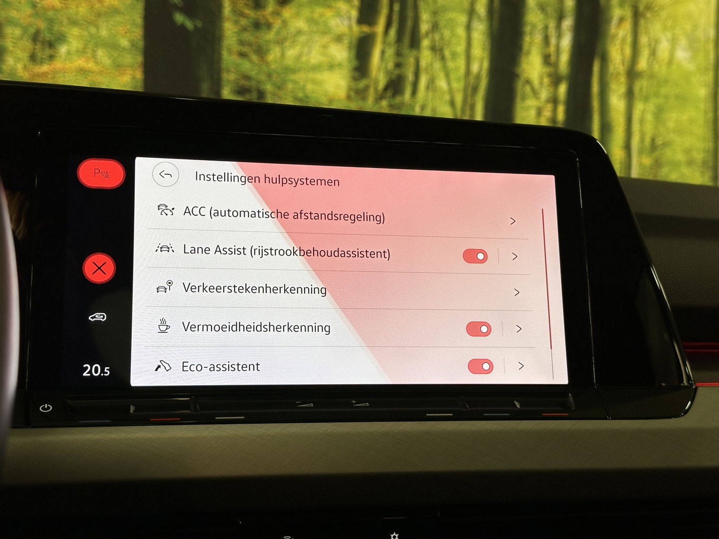 Volkswagen Golf 1.0 TSI Life | Adaptive Cruise Control | Parkeersensoren | Apple Carplay | Android Auto | Sfeerverlichting | Trekhaak | 17" Lichtmetaal | Airconditioning