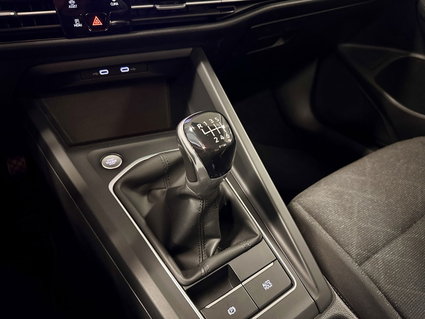 Volkswagen Golf 1.0 TSI Life | Adaptive Cruise Control | Parkeersensoren | Apple Carplay | Android Auto | Sfeerverlichting | Trekhaak | 17" Lichtmetaal | Airconditioning