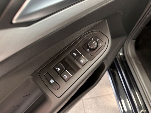 Volkswagen Golf 1.0 TSI Life | Adaptive Cruise Control | Parkeersensoren | Apple Carplay | Android Auto | Sfeerverlichting | Trekhaak | 17" Lichtmetaal | Airconditioning