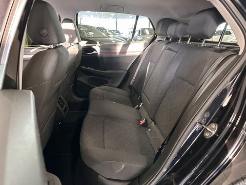 Volkswagen Golf 1.0 TSI Life | Adaptive Cruise Control | Parkeersensoren | Apple Carplay | Android Auto | Sfeerverlichting | Trekhaak | 17" Lichtmetaal | Airconditioning