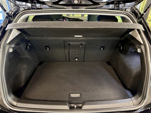 Volkswagen Golf 1.0 TSI Life | Adaptive Cruise Control | Parkeersensoren | Apple Carplay | Android Auto | Sfeerverlichting | Trekhaak | 17" Lichtmetaal | Airconditioning