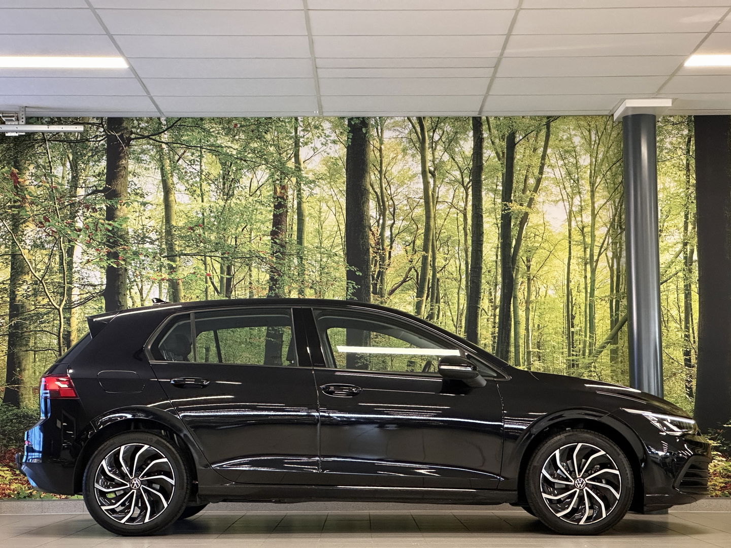 Volkswagen Golf 1.0 TSI Life | Adaptive Cruise Control | Parkeersensoren | Apple Carplay | Android Auto | Sfeerverlichting | Trekhaak | 17" Lichtmetaal | Airconditioning