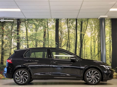 Volkswagen Golf 1.0 TSI Life | Adaptive Cruise Control | Parkeersensoren | Apple Carplay | Android Auto | Sfeerverlichting | Trekhaak | 17" Lichtmetaal | Airconditioning