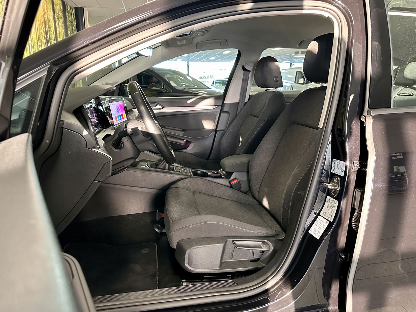 Volkswagen Golf 1.0 TSI Life | Adaptive Cruise Control | Parkeersensoren | Apple Carplay | Android Auto | Sfeerverlichting | Trekhaak | 17" Lichtmetaal | Airconditioning