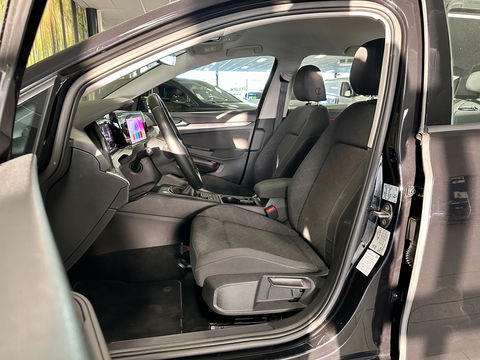 Volkswagen Golf 1.0 TSI Life | Adaptive Cruise Control | Parkeersensoren | Apple Carplay | Android Auto | Sfeerverlichting | Trekhaak | 17" Lichtmetaal | Airconditioning