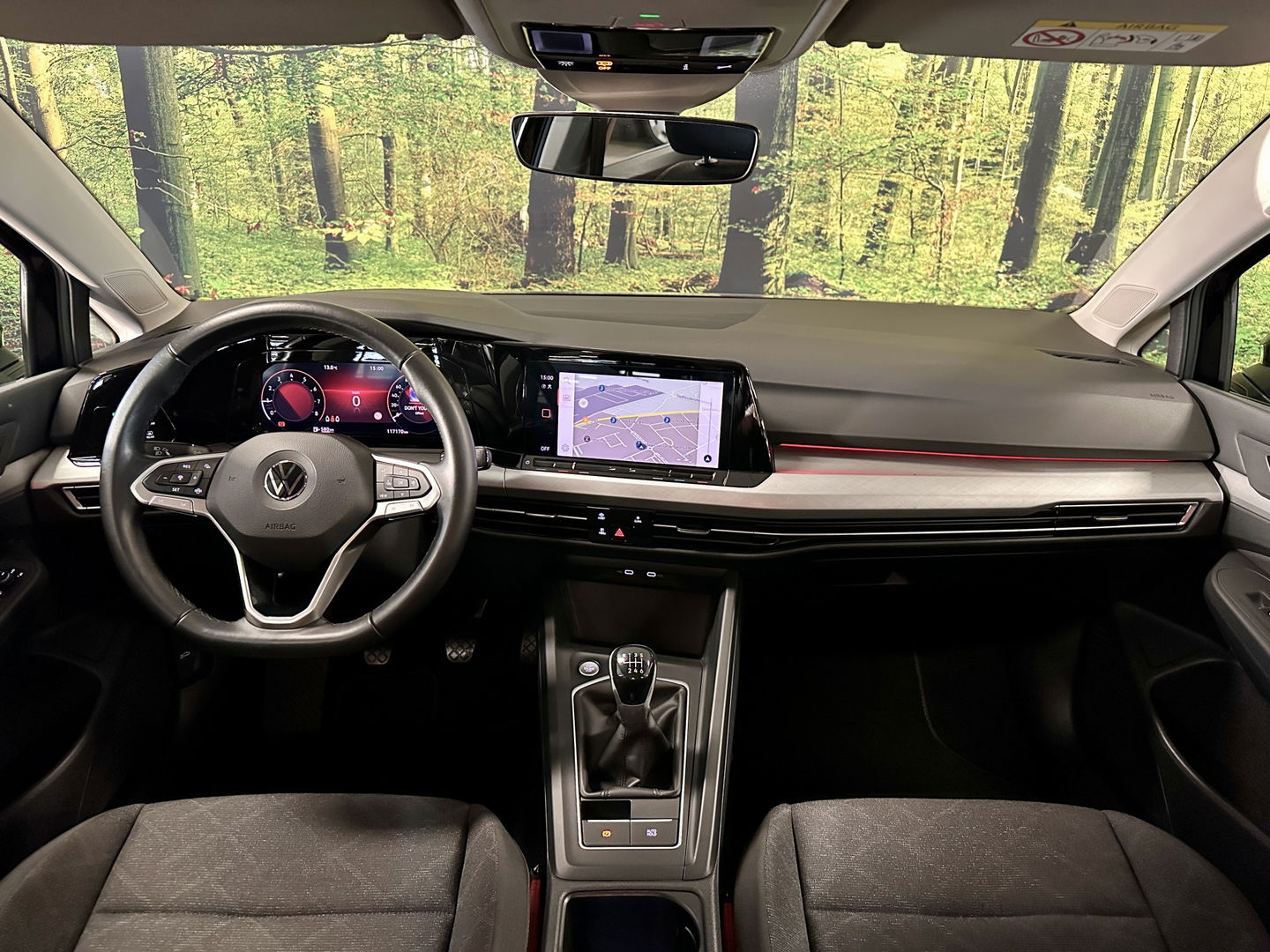 Volkswagen Golf 1.0 TSI Life | Adaptive Cruise Control | Parkeersensoren | Apple Carplay | Android Auto | Sfeerverlichting | Trekhaak | 17" Lichtmetaal | Airconditioning