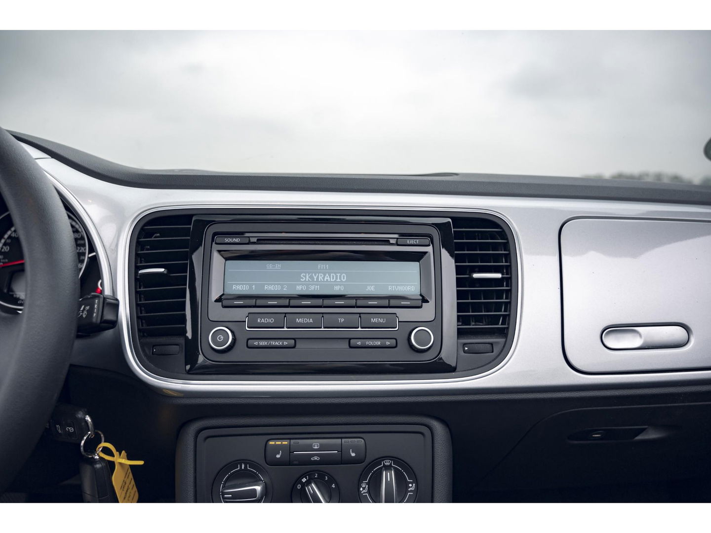 Volkswagen Beetle Cabriolet 1.2 TSI | LM VELGEN | ALL SEASON BANDEN | STOELVERWARMING