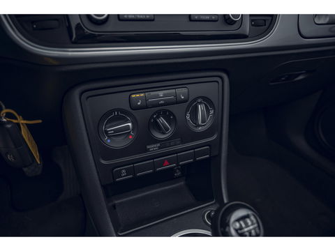 Volkswagen Beetle Cabriolet 1.2 TSI | LM VELGEN | ALL SEASON BANDEN | STOELVERWARMING